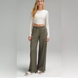 🆕Lululemon🍋 Swift Mid-Rise Wide-Leg Pant Colour Army Green Sz 8